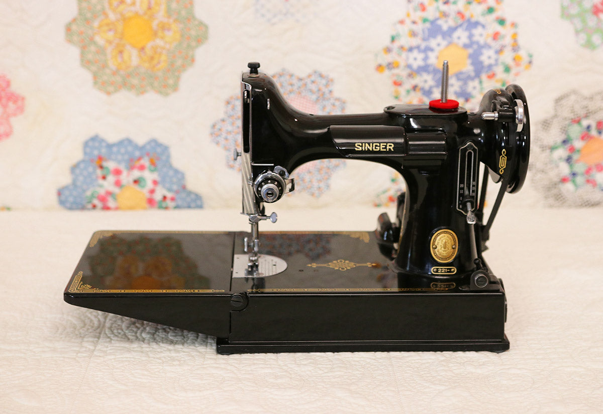 Singer Featherweight 221 Sewing Machine, AL541***