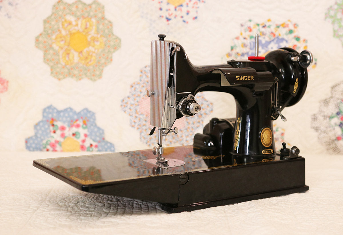 Singer Featherweight 221 Sewing Machine, AL541***