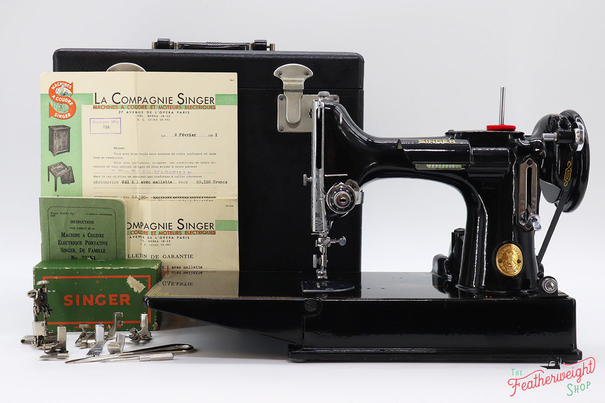 Singer Featherweight 221K Sewing Machine, French EF707***