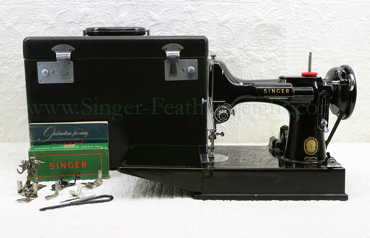 Singer Featherweight 221 Sewing Machine, AM383***