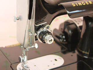 Load image into Gallery viewer, Singer Featherweight 222K Sewing Machine EN137***