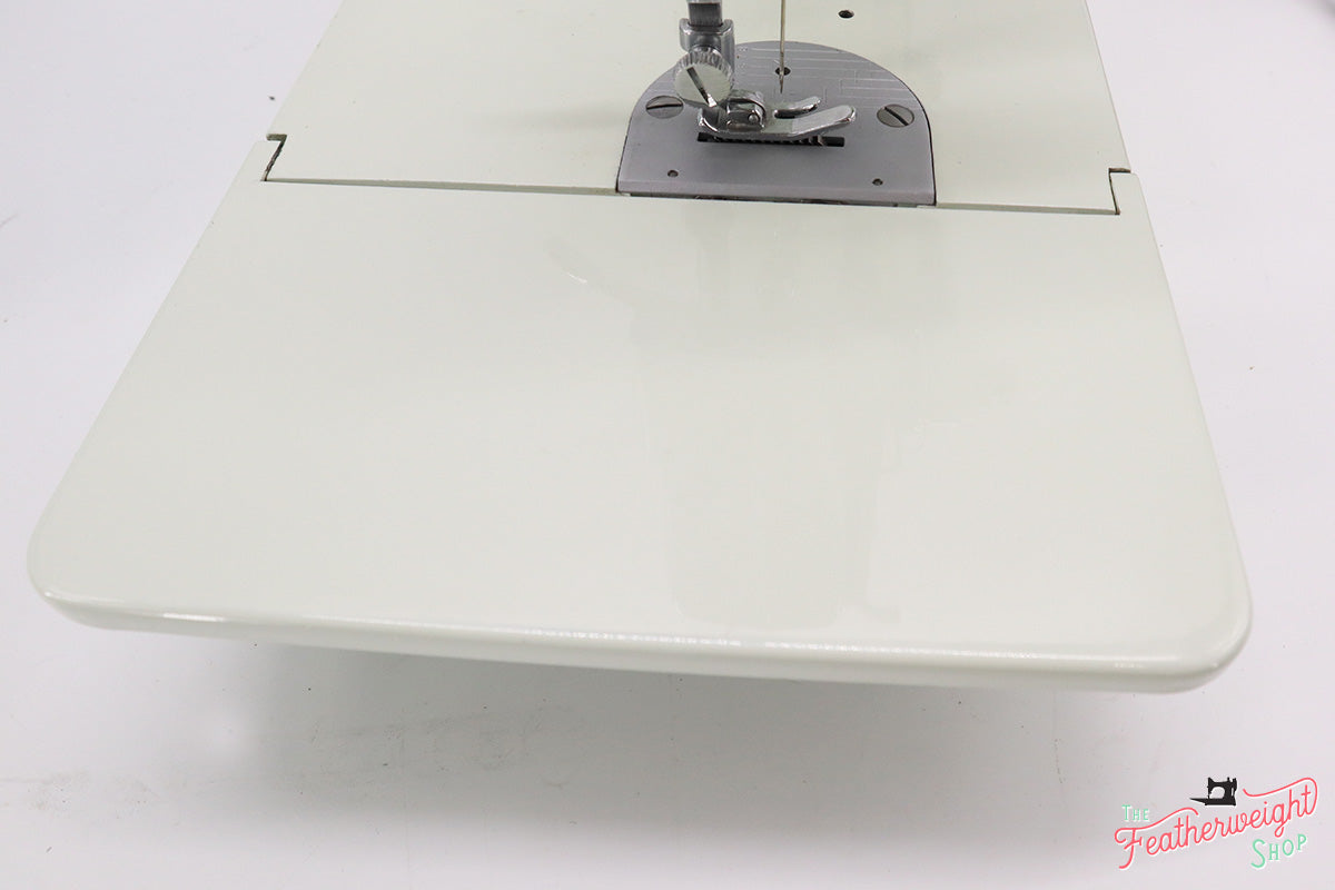 Singer Featherweight 221K Sewing Machine, British WHITE EY088***