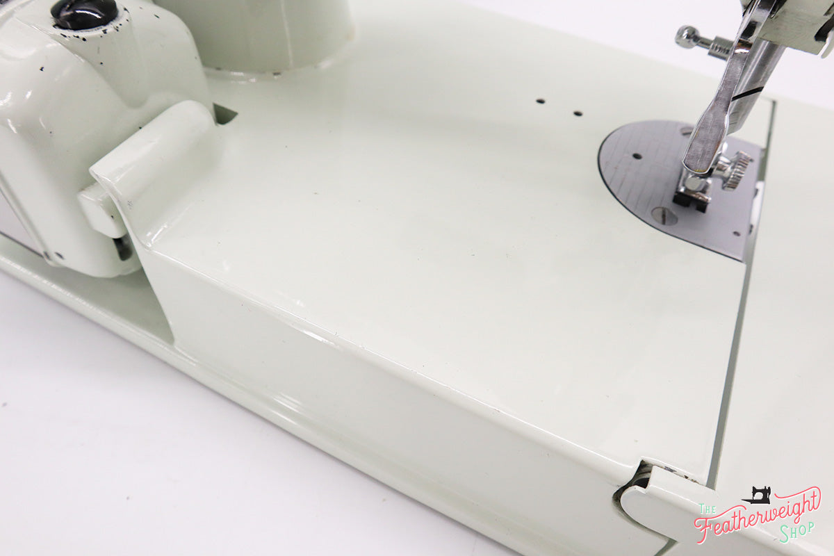 Singer Featherweight 221K Sewing Machine, British WHITE EY088***