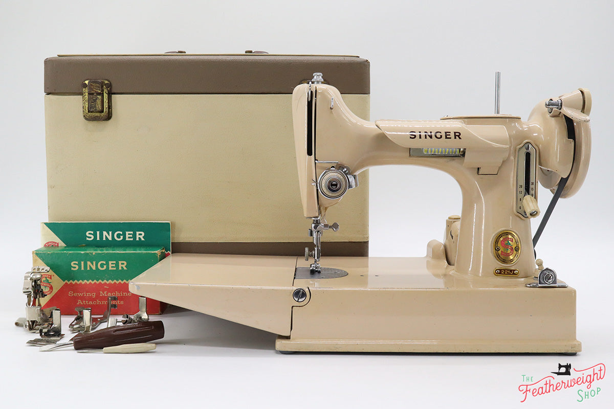 Singer Featherweight 221 Sewing Machine, TAN JE158***