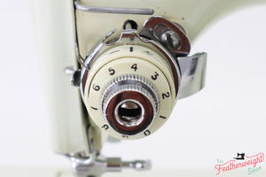 Singer Featherweight 221 Sewing Machine, WHITE - EV915***