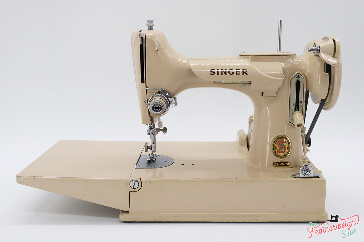 Singer Featherweight 221 Sewing Machine, TAN JE158***