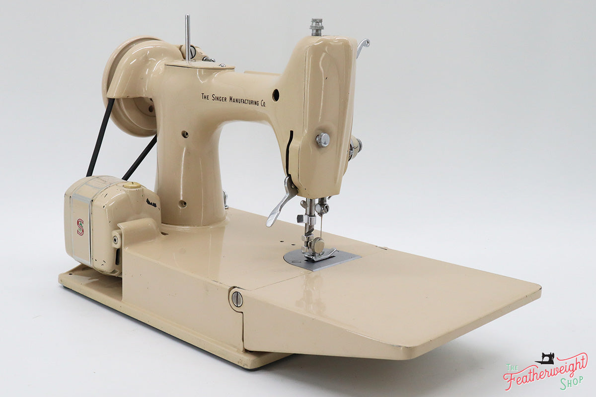 Singer Featherweight 221 Sewing Machine, TAN JE158***