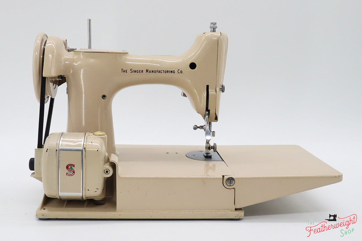 Singer Featherweight 221 Sewing Machine, TAN JE158***