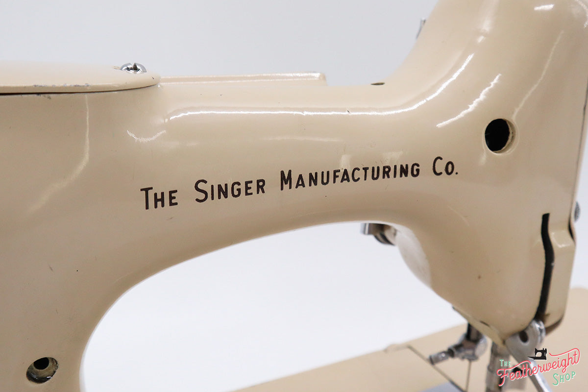 Singer Featherweight 221 Sewing Machine, TAN JE158***