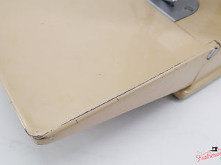 Load image into Gallery viewer, Singer Featherweight 221 Sewing Machine, TAN JE158***