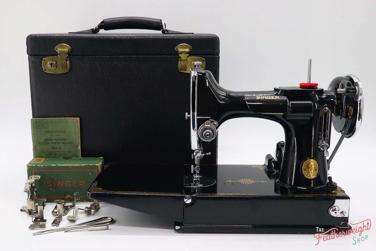 Singer Featherweight 221 Sewing machine, 1934 AD787***