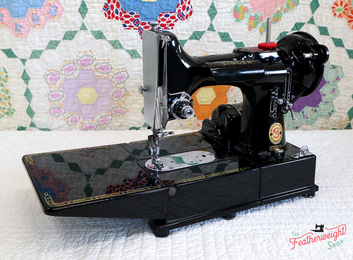 Singer Featherweight 222K Sewing Machine, RED "S" EP759***