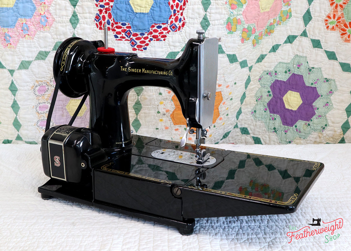 Singer Featherweight 222K Sewing Machine, RED "S" EP759***