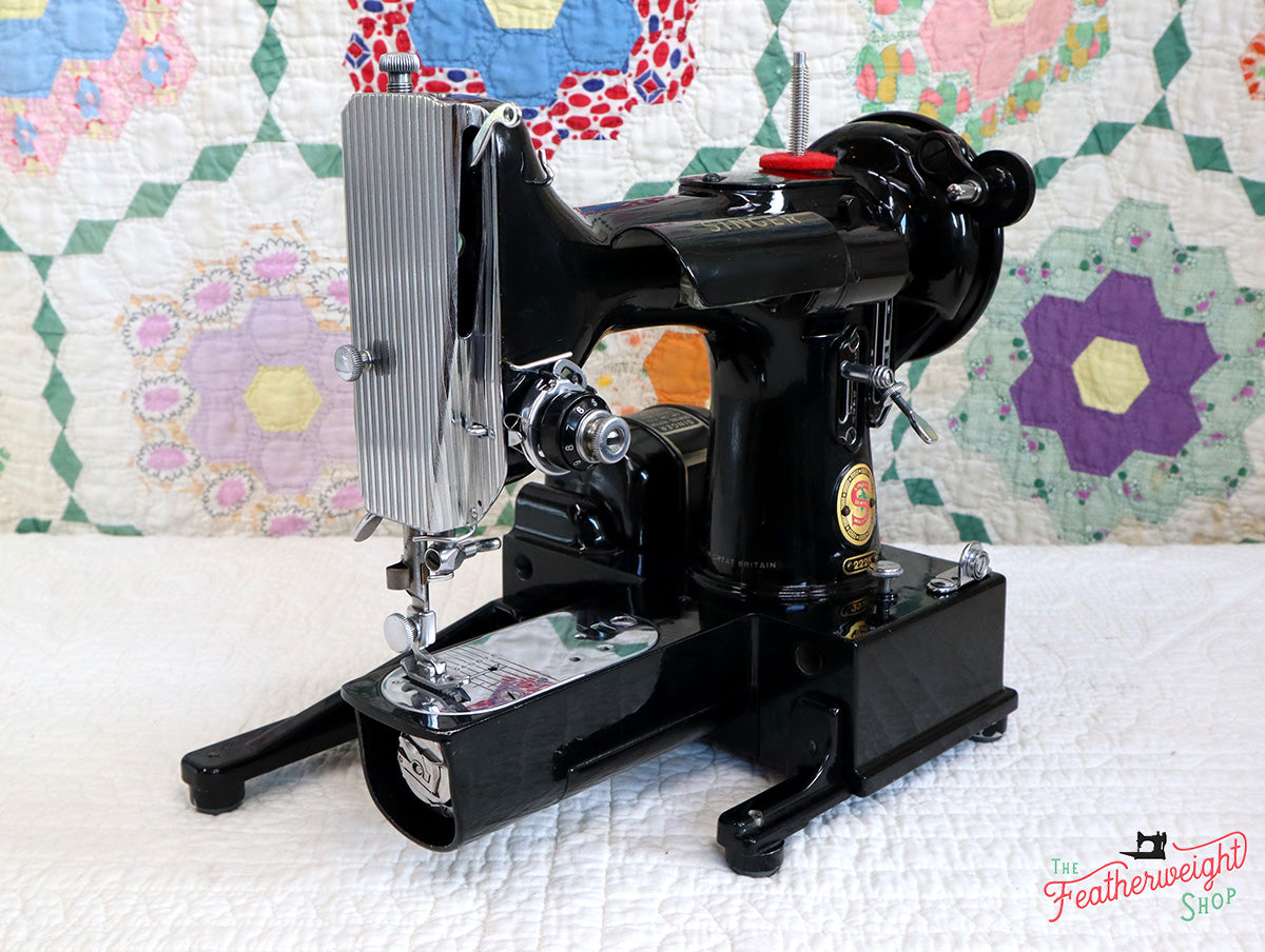 Singer Featherweight 222K Sewing Machine, RED "S" EP759***