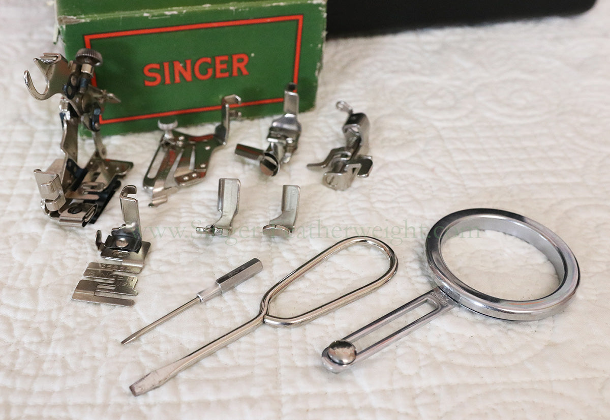 Singer Featherweight 222K Sewing Machine EM9581**