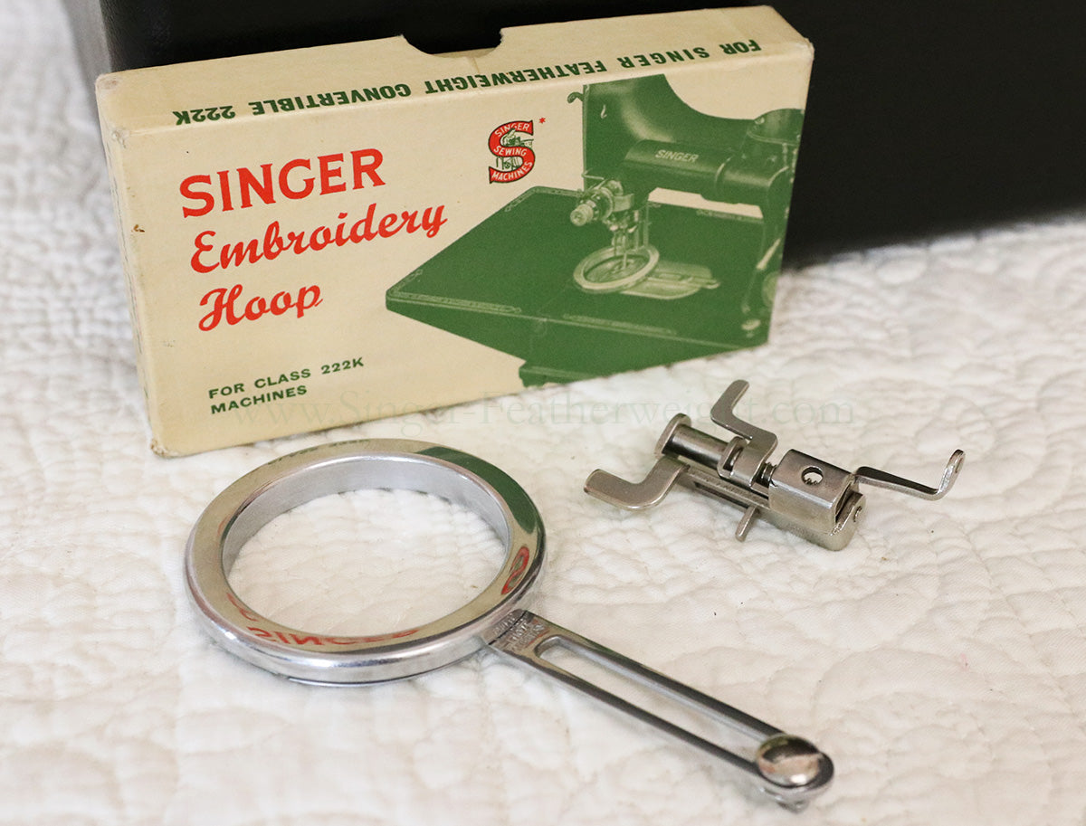 Singer Featherweight 222K Sewing Machine EM9581**