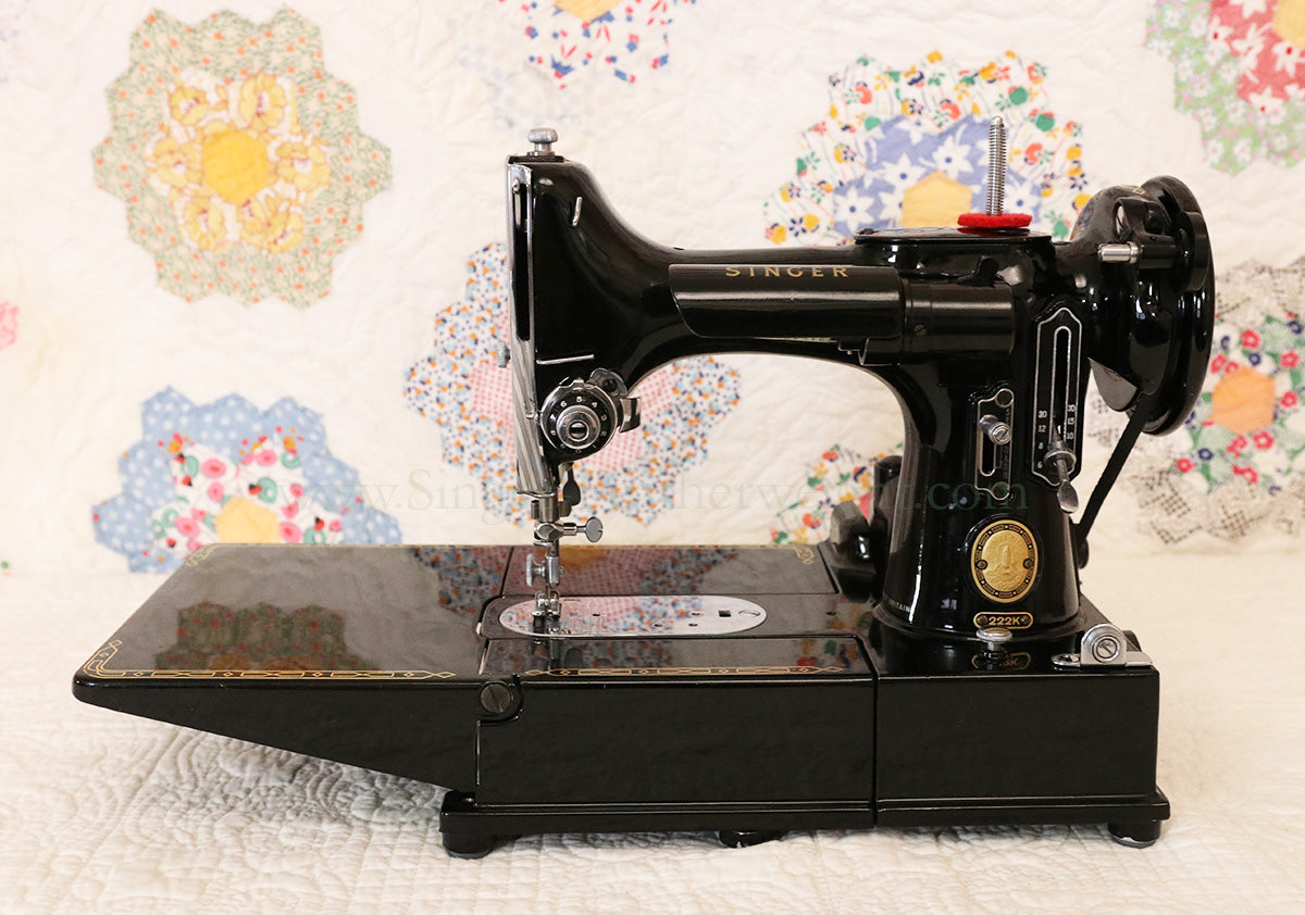 Singer Featherweight 222K Sewing Machine EM9581**