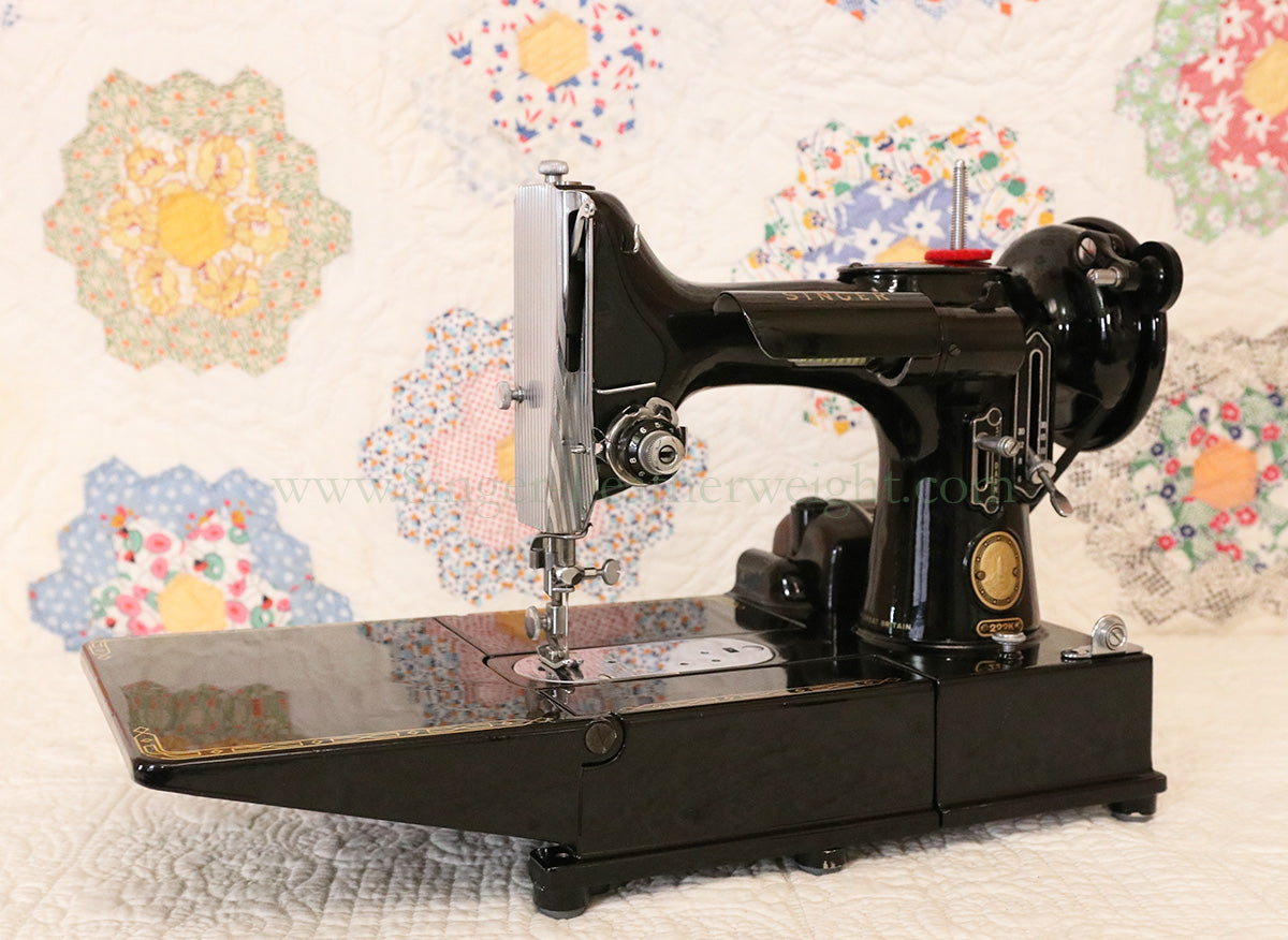 Singer Featherweight 222K Sewing Machine EM9581**