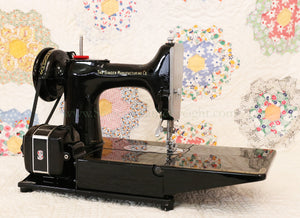 Singer Featherweight 222K Sewing Machine EM9581**
