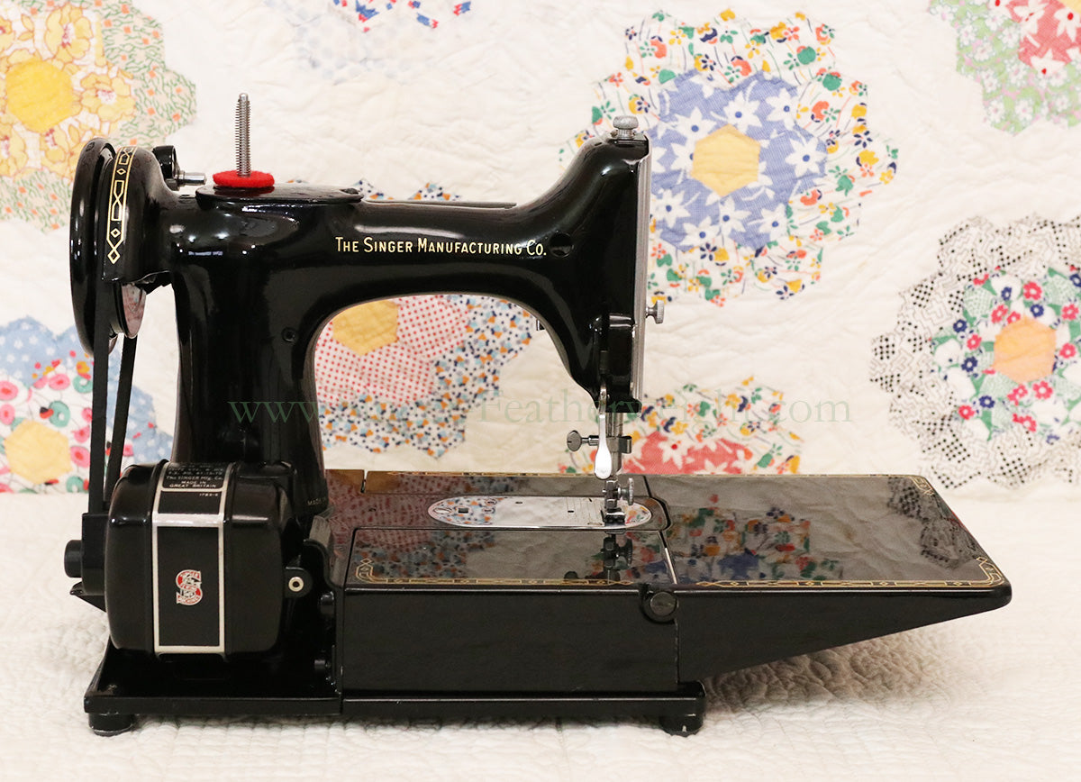 Singer Featherweight 222K Sewing Machine EM9581**