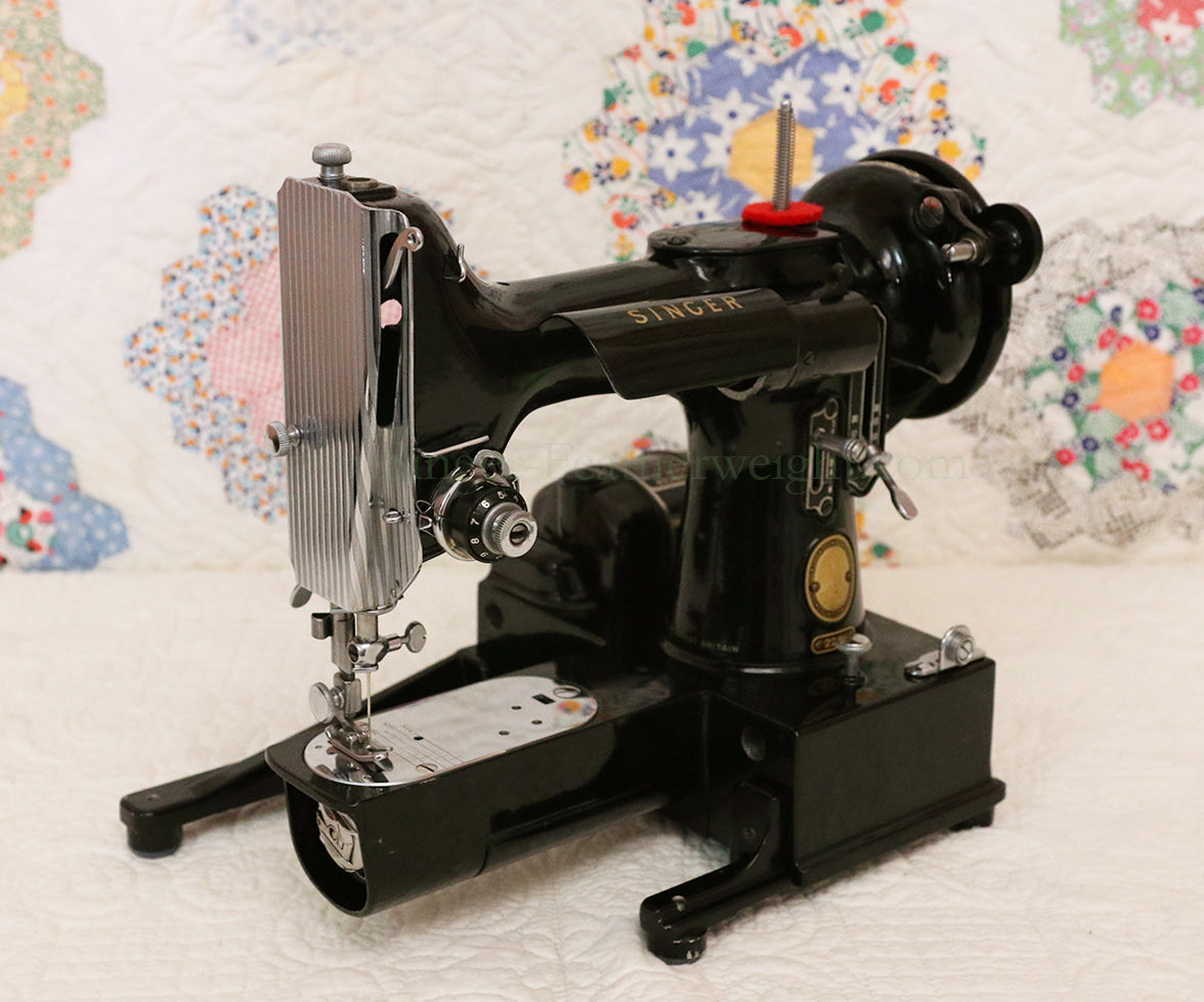 Singer Featherweight 222K Sewing Machine EM9581**