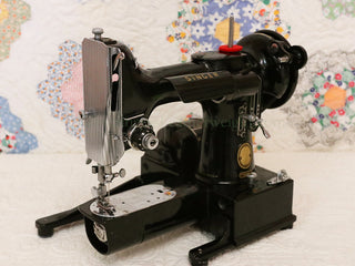 Load image into Gallery viewer, Singer Featherweight 222K Sewing Machine EM9581**