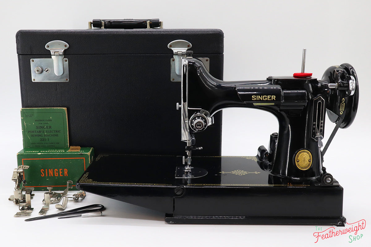 Singer Featherweight 221 Sewing Machine, AK591***