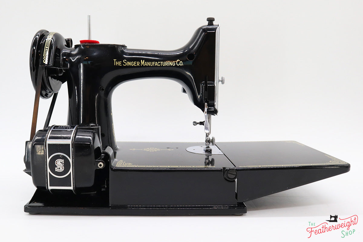 Singer Featherweight 221 Sewing Machine, AK591***