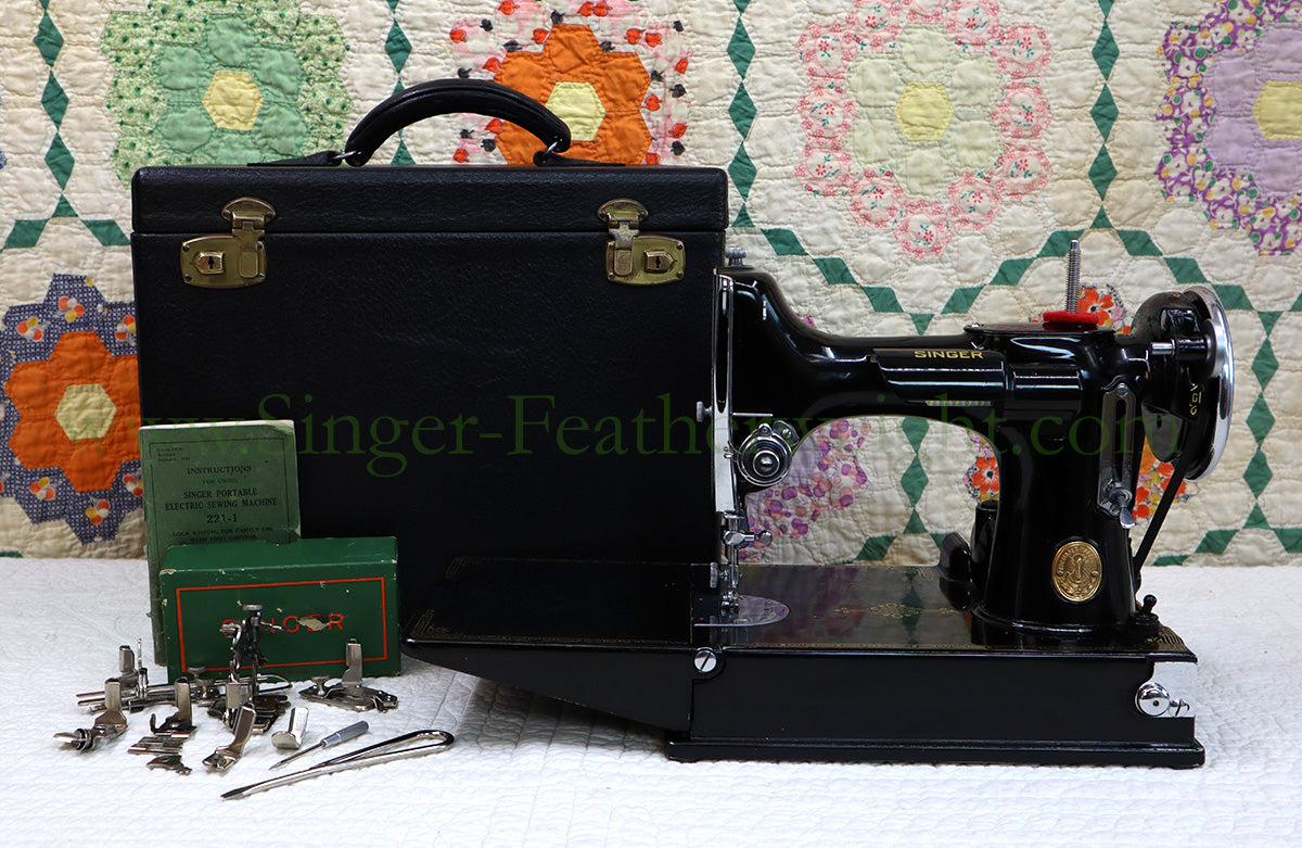 Singer Featherweight 221 Sewing machine, 1934 AD783***