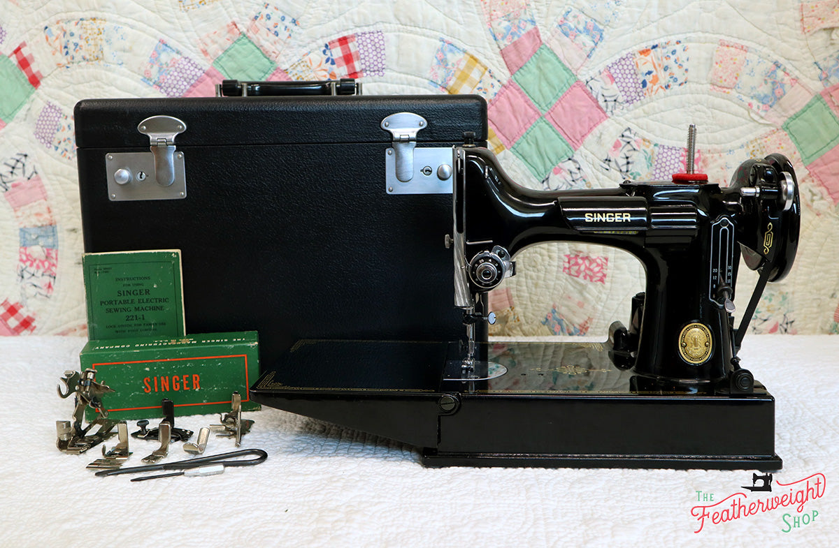 Singer Featherweight 221 Sewing Machine, AL024***