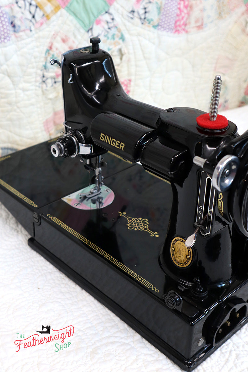 Singer Featherweight 221 Sewing Machine, AL024***