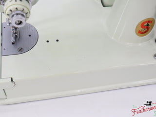 Load image into Gallery viewer, Singer Featherweight 221K Sewing Machine, British WHITE EV9694**