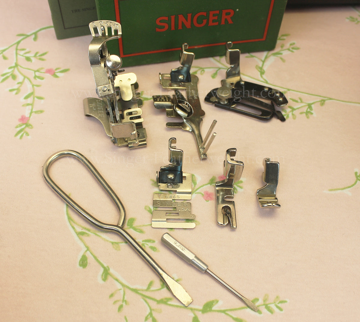 Singer Featherweight 221 Sewing Machine, AL565***