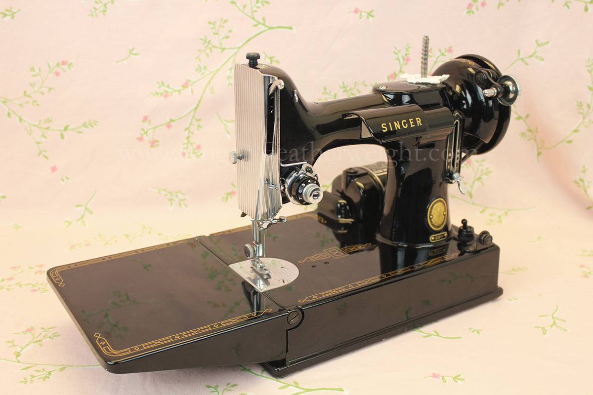 Singer Featherweight 221 Sewing Machine, AL565***