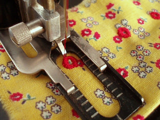 Load image into Gallery viewer, Eyelet Cam for the Singer Buttonholer (Vintage Original)
