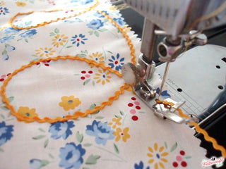 Load image into Gallery viewer, singer featherweight embroidery guide attachment