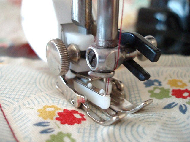 Singer Featherweight 221 Embroidery & Darning Foot – The Singer