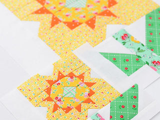Load image into Gallery viewer, Pattern, Daffodil Flower Quilt Block by Ellis &amp; Higgs (digital download)